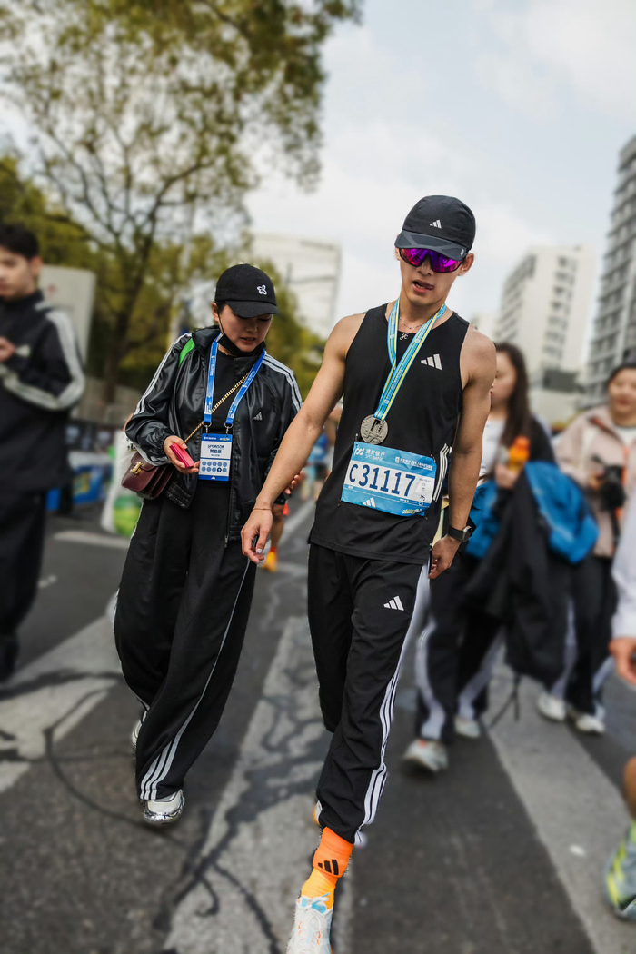 开云-姚琛完成人生首个半马，上海赛场见证突破|马拉松|线下活动|半程马拉松|半程|彩虹_新浪体育_新浪新闻