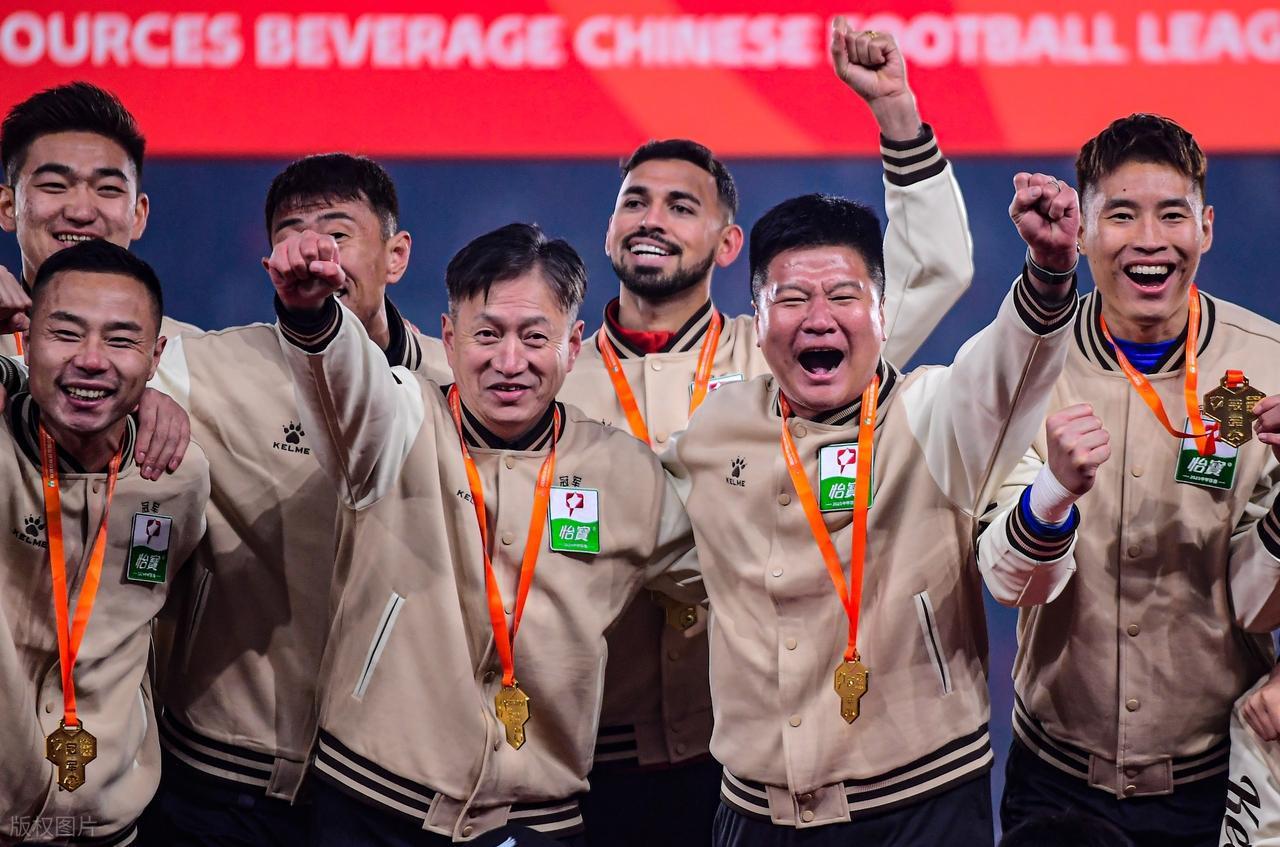 差别太大了，同是升班马，一个在准备夺冠，一个在提前准备中甲！