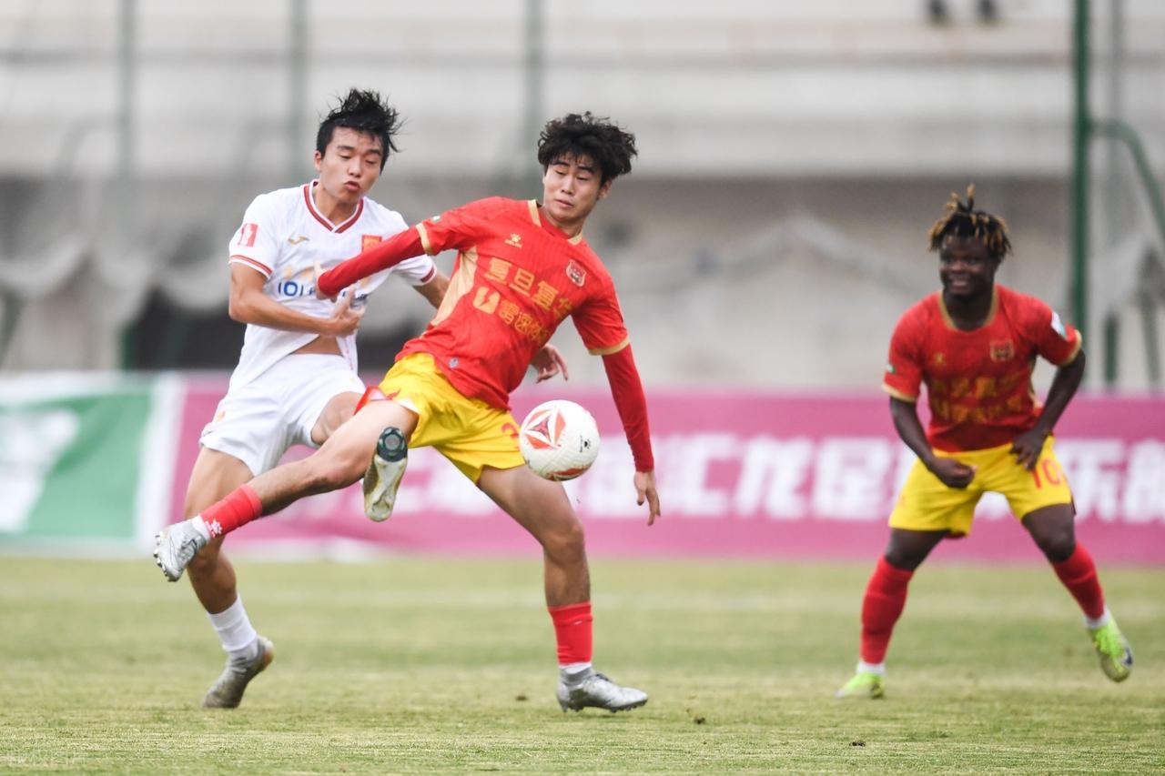 差别太大了，同是升班马，一个在准备夺冠，一个在提前准备中甲！