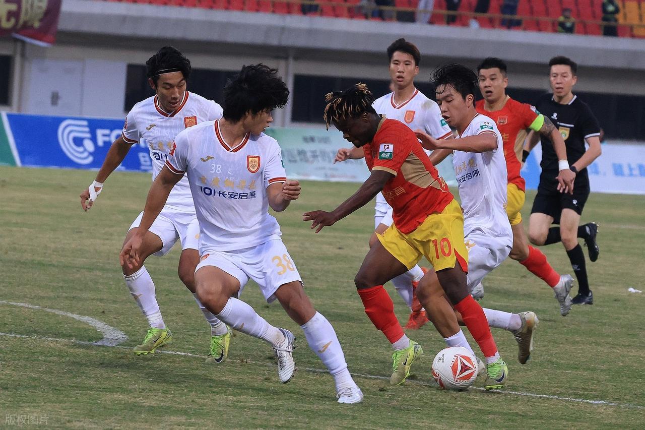 差别太大了，同是升班马，一个在准备夺冠，一个在提前准备中甲！