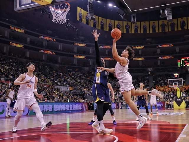 开云-CBA第15轮，上海男篮113比73战胜广东队