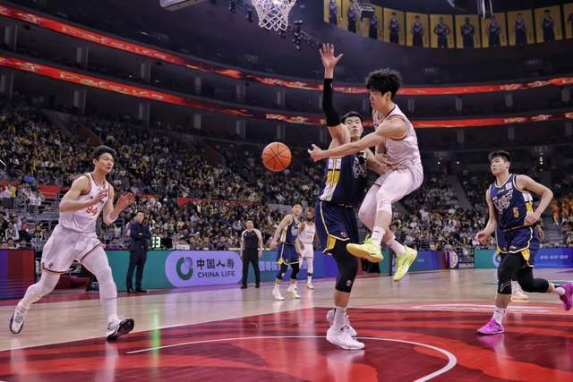 开云-CBA第15轮，上海男篮113比73战胜广东队