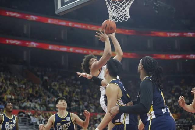 开云-CBA第15轮，上海男篮113比73战胜广东队